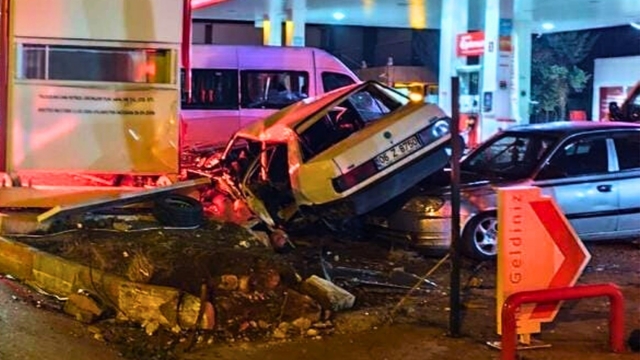 Park halindeki araçlara çarpan otomobil hurdaya döndü: 1 ölü, 1 ağır yaralı