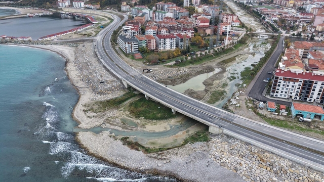 Türkeli'nde sahil yolu ulaşıma açıldı