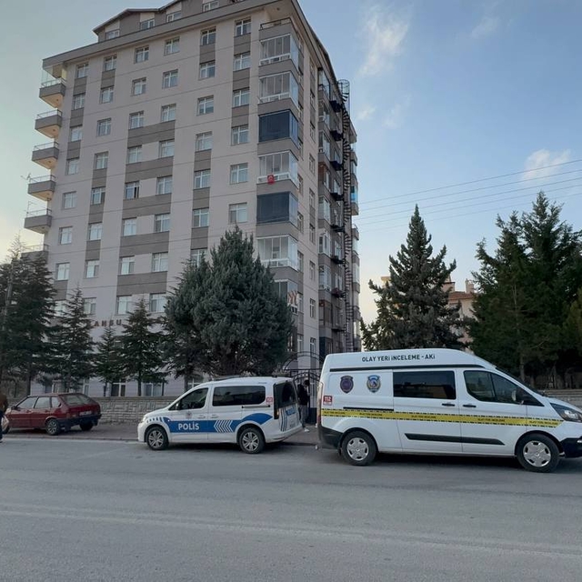 Eşini tabancayla bacağından vurdu