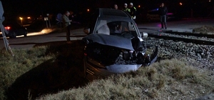 Malatya'da yük treni hemzemin geçitte otomobile çarptı: 5 yaralı