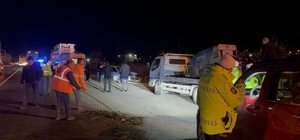 Kayseri’de kaza üstüne kaza: 1’i ağır 7 yaralı
Yolcu otobüsü ile tırın çarpıştığı kazaya müdahale etmek isteyen jandarma astsubaya da arkadan gelen otomobil çarptı