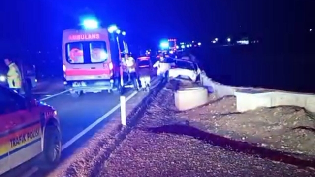 Diyarbakır'da 2 otomobil kafa kafaya çarpıştı: 4 yaralı