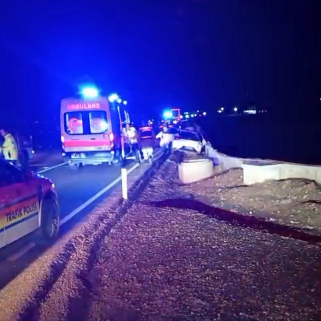 Diyarbakır'da 2 otomobil kafa kafaya çarpıştı: 4 yaralı