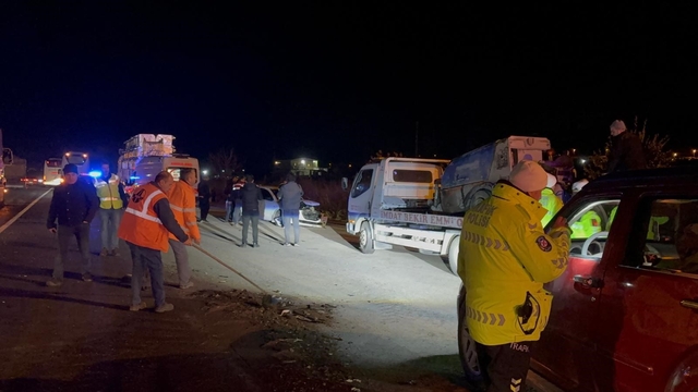 Kayseri'de kaza üstüne kaza: 1'i ağır 7 yaralı
Yolcu otobüsü ile tırın çarpıştığı kazaya müdahale etmek isteyen jandarma astsubaya da arkadan gelen otomobil çarptı
