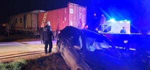 Malatya'da yük treninin otomobile çarpması sonucu 5 kişi yaralandı