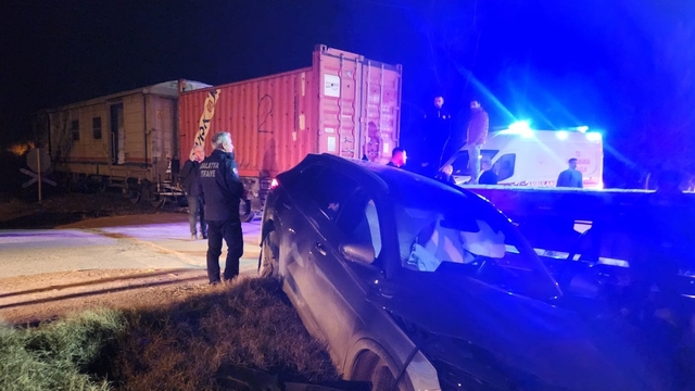 Malatya'da yük treninin otomobile çarpması sonucu 5 kişi yaralandı