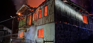 Samsun'da çıkan yangında iki katlı ahşap ev kullanılamaz hale geldi
