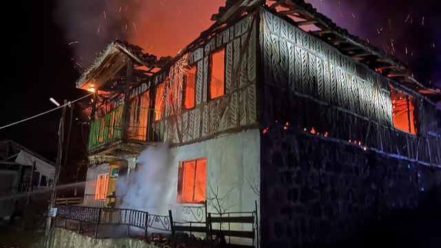Samsun'da çıkan yangında iki katlı ahşap ev kullanılamaz hale geldi