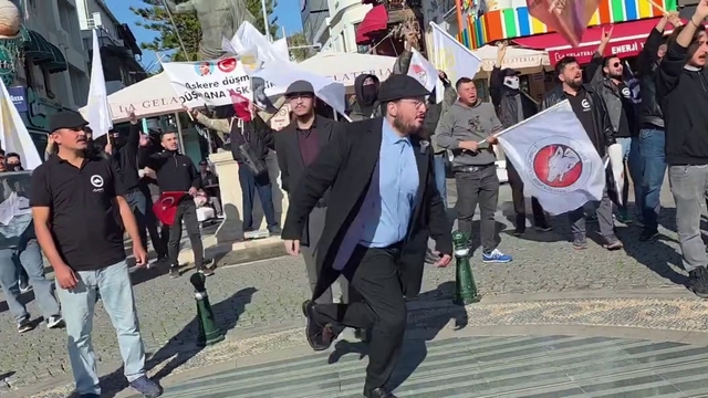 Antalya'da muhalif görüşlü gruplar arasında tartışma