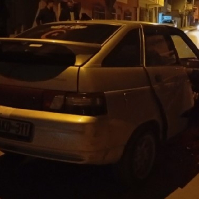 Gece saatlerinde sıkışmalı kaza: 2 yaralı