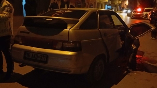 Gece saatlerinde sıkışmalı kaza: 2 yaralı