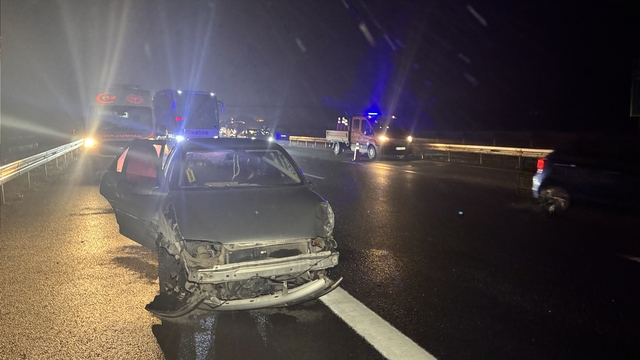 Bolu'da otomobil ile hafif ticari aracın çarpıştığı kazada 9 kişi yaralandı