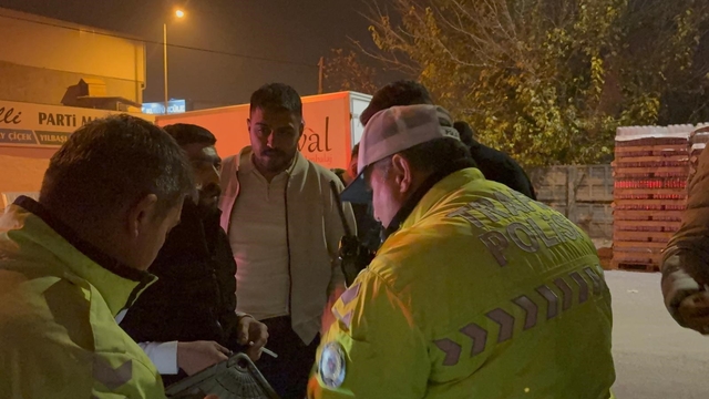 Alkollü sürücünün yakınları: "Cinayet mi işledik?" diyerek, suçu hafifletmeye çalıştı
Ters yönden gelerek, polise çarpan alkollü sürücü kovalamaca sonucu yakalandı