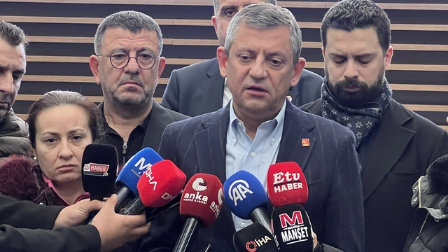 Özgür Özel duygularına hakim olamadı
CHP Genel Başkanı Özgür Özel Şehzadeler Belediye Başkanı Gülşah Durbay'ın hayatını kaybettiği hastanede acıya ortak oldu