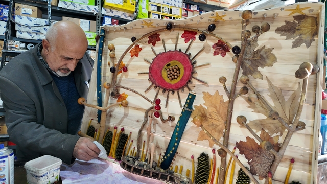 Doğadan sanata
Sami Demir, doğadan topladığı ağaç ve taş gibi nesneleri sanat eserine dönüştürüyor