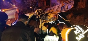 Araçta sıkışan sürücüyü itfaiye ekipleri kurtardı