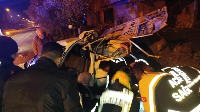 Araçta sıkışan sürücüyü itfaiye ekipleri kurtardı