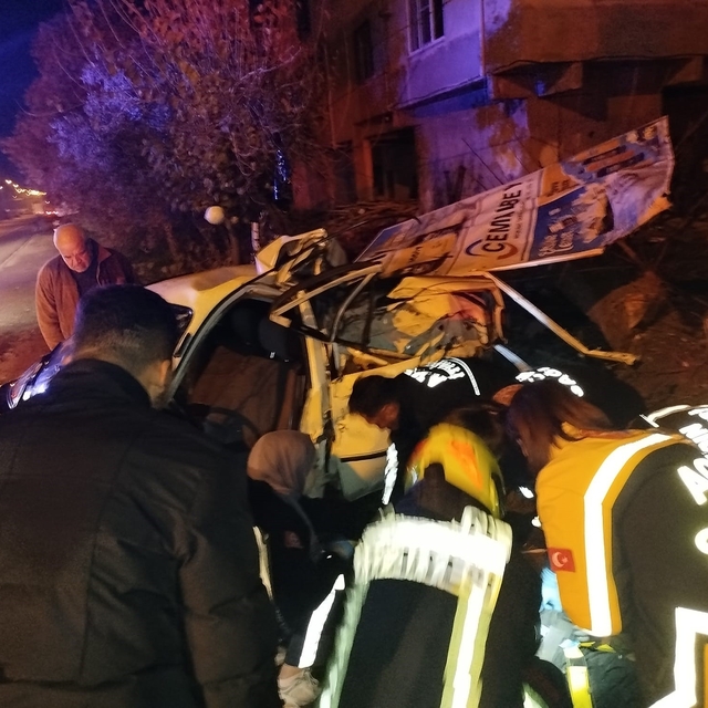 Araçta sıkışan sürücüyü itfaiye ekipleri kurtardı