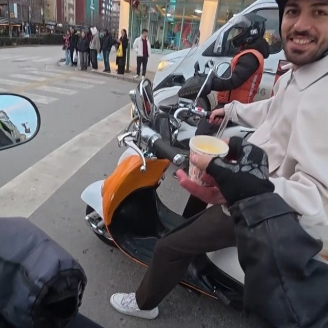 Motosikleti ile trafikte boza ikramı