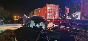 Malatya'da yük treni otomobile çarptı: 5 yaralı