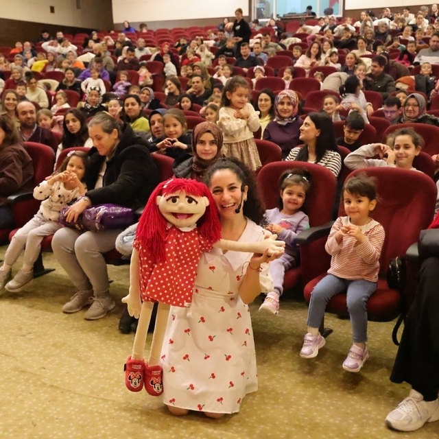 Kütahya'da 'Ecem ile Çilek Vantrolog Gösterisi'ne çocuklardan ilgi