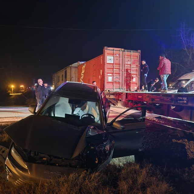 Malatya'da yük treni otomobile çarptı: 5 yaralı