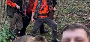 Evlere ve vatandaşlara zarar veren ayı için başlatılan av sonuç verdi, ilk ayı vuruldu
Vurdukları ayı ile böyle poz verdiler