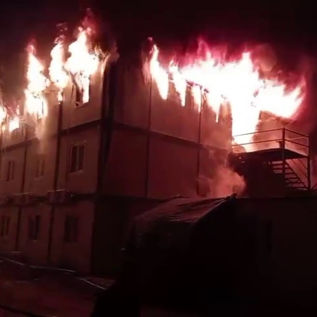 İşçilerin kaldığı konteyner alevlere teslim oldu