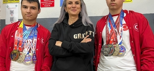 İkizler, öğretmenlerinin tavsiyesiyle başladıkları bilek güreşinde dünya ve Avrupa şampiyonu oldu
