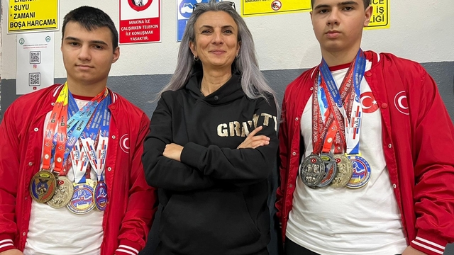 İkizler, öğretmenlerinin tavsiyesiyle başladıkları bilek güreşinde dünya ve Avrupa şampiyonu oldu