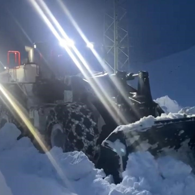 Şırnak'ta karla mücadele gece de devam ediyor