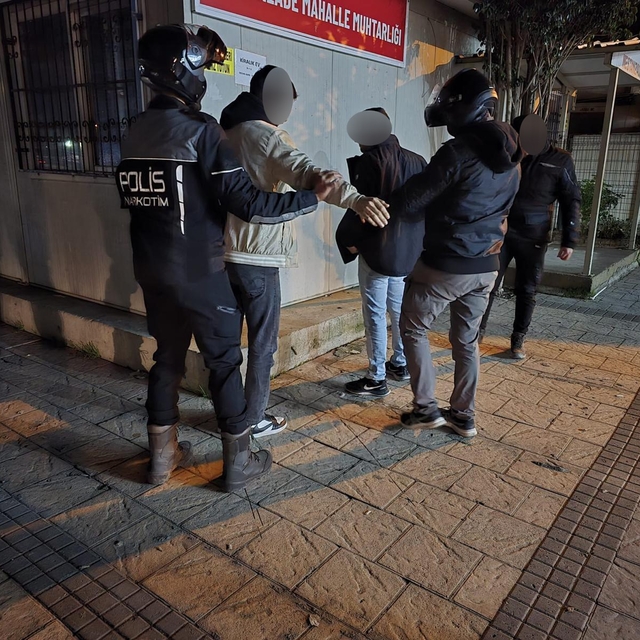 Parklarda, sokaklarda uyuşturucu içen 12 kişi suçüstü yakalandı