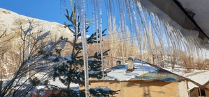 Başkale’de soğuk hava çatıları dondurdu