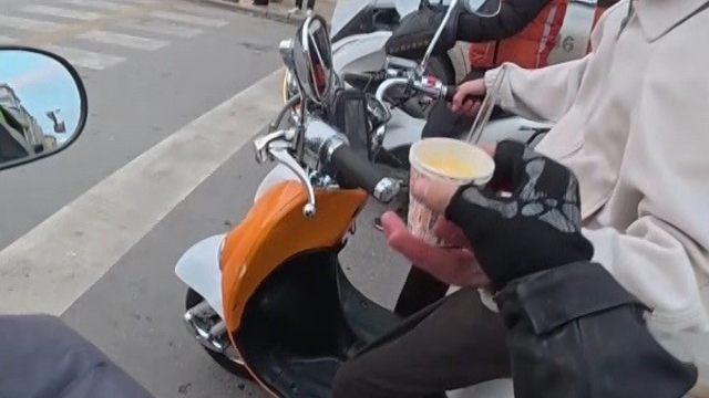 Motosikleti ile trafikte boza ikramı