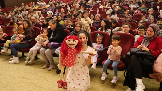 Kütahya'da 'Ecem ile Çilek Vantrolog Gösterisi'ne çocuklardan ilgi