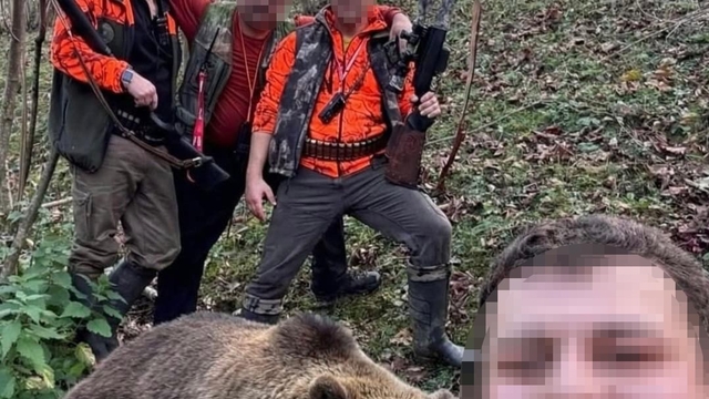 Evlere ve vatandaşlara zarar veren ayı için başlatılan av sonuç verdi, ilk ayı vuruldu
Vurdukları ayı ile böyle poz verdiler