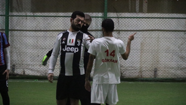 Bu maçta pas işaret dili ile isteniyor, 'gol' sesi çıkmıyor
İşitme engelli oyuncuların 'sessiz' maçları nefes kesiyor
Eskişehir İşitme Engelliler Spor Kulübü Başkanı Erdoğan Çallar:
"Biz duymuyoruz ama önümüzde bir engel yok"
"Sadece hissetme ile keyif alarak, göz teması kurarak hareket ediyoruz"
İşitme engelli Nuri İbiş:
"Etrafımızdaki işitenler 'Bunlar garip garip ses çıkarıyor' diyebilirler"