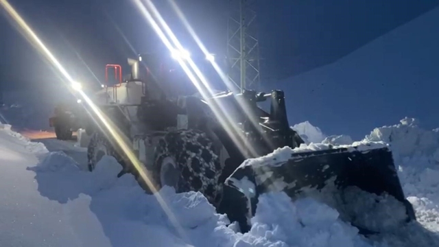 Şırnak'ta karla mücadele gece de devam ediyor