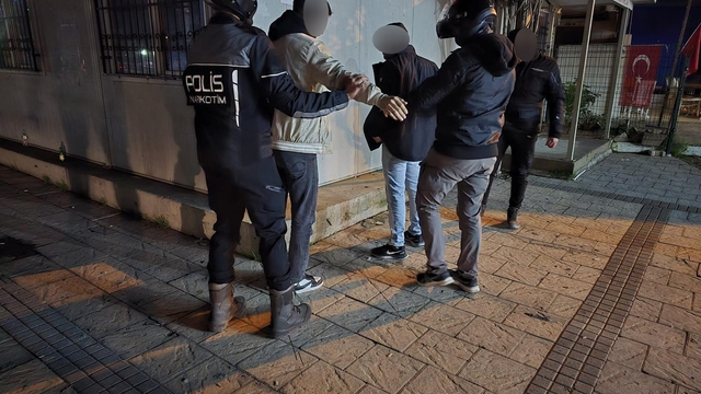 Parklarda, sokaklarda uyuşturucu içen 12 kişi suçüstü yakalandı