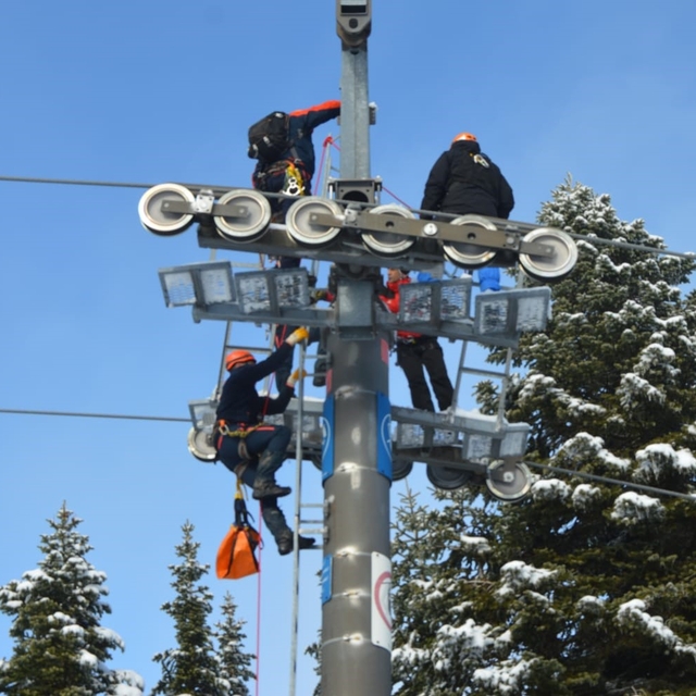 Uludağ'daki tatbikat gerçeği aratmadı
AFAD ve Jandarma, ekipleri Uludağ'da...