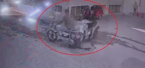 Motosikletlerin kafa kafaya çarpıştığı anlar kameraya yansıdı