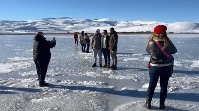 Çıldır Gölü'nün yüzeyi, buz tutmaya başladı