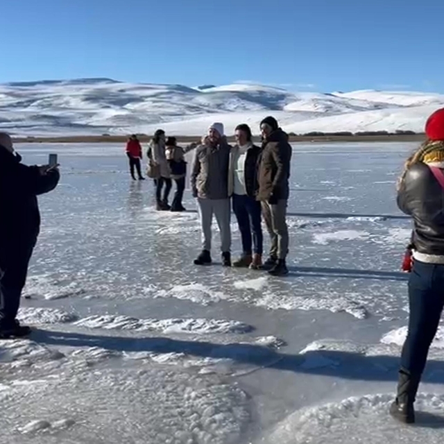 Çıldır Gölü'nün yüzeyi, buz tutmaya başladı