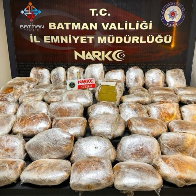 Batman'da otomobilin koltuklarına gizlenmiş 56 kilo 750 gram toz esrar ele...