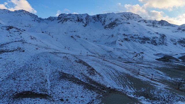 Akdeniz'in incisi Davraz Kayak Merkezi kar hasretiyle sezona başladı
Merkez, yeterli kar yağışı olmaması nedeniyle gondol ve doğa gezileriyle ziyaretçilerini ağırlamaya başladı
Kar bekleyen Davraz Kayak Merkezi'nde bu sezon hedef 350 bin ziyaretçi
Davraz Kayak Merkezi Sorumlusu Ozan Yılmaz:
"Allah izin verirse bu yıl çok daha hareketli bir sezon geçirmeyi hedefliyoruz"