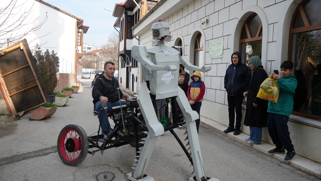 Hurda malzemelerden robot yaptı: Gören telefonuna sarılıyor
Hayalini gerçekleştirdi, insan taşıyabilen robot tasarladı