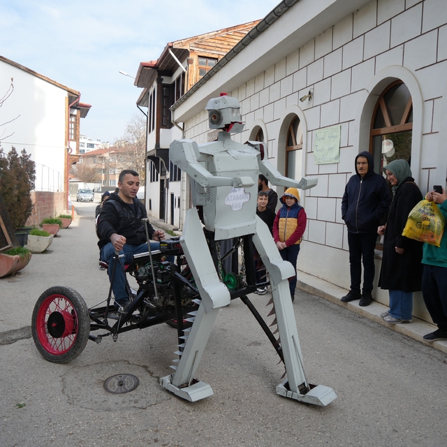 Hurda malzemelerden robot yaptı: Gören telefonuna sarılıyor
Hayalini gerçek...