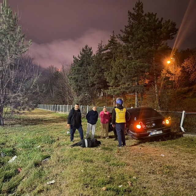Yoldan çıkan araç su kanalının korkuluklarına çarptı