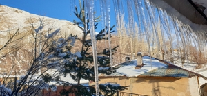 Başkale'de dondurucu soğuklar; 2 metre uzunluğunda buz sarkıtları oluştu