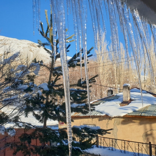 Başkale'de dondurucu soğuklar; 2 metre uzunluğunda buz sarkıtları oluştu